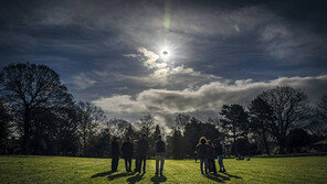 21일 99년만에 90분간… 美대륙 가로지르는 ‘개기일식’ 우주쇼