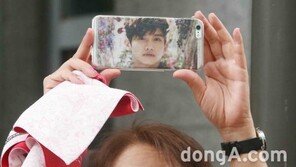 [동아포토]최시원 최강창민 전역..해외팬들로 북적북적