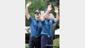 [동아포토]최시원-최강창민, 팬을 향한 인사법 매너손