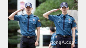 2000여 명 팬들 환영 속 최시원, 최강창민 만기 전역