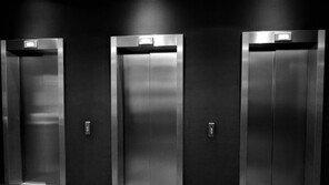 승강기에 갇힌 여성 구조 요청에 아파트 관리소장 “문 망가진다”며 막아