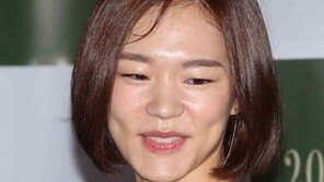 [동아포토]한예리, 빛나는 쇄골미인