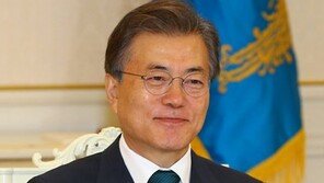 文대통령, 현직대통령 최초 합참의장 이·취임식 참석…이순진에 ‘깜짝 선물’