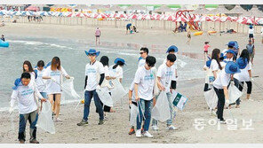 “위 세이브 투게더… 해수욕장 청소해요”