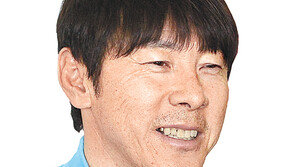 입꼬리 올라간 신태용