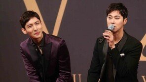 [동아포토]유노윤호 ＂창민이 남자다워졌다＂