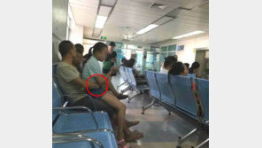 女조카 무릎에 앉힌 남자의 ‘못된 손’, 어떻게 이런 짓을…