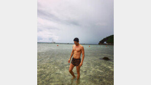 [#해시태그 컷] 배정남, 역시 모델…수영복 화보인 줄