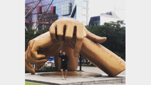 리암 갤러거, ‘강남스타일’ 동상 방문…말춤 추며 ‘활짝’