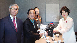 한중수교 기념 中작가 전시회 찾은 김정숙 여사