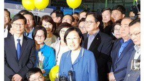“큰 버팀목으로 우뚝 서주시라”…민주당 의원들, SNS에 한명숙 전 총리 출소 환영