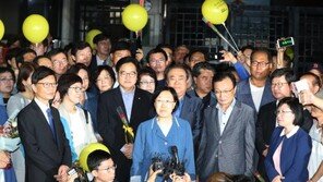 추미애 “한명숙, 여성계 대모로서 한결같은 역할 기대…화사한 미소 그리웠다”