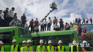 [동아포토]송파구 버스 차고지 강제철거…항의하는 버스기사들