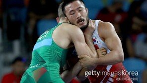 ‘오뚝이 레슬러’ 류한수, 세계선수권 정상