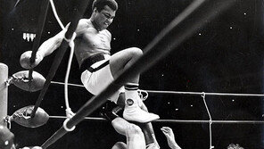 ‘떠버리’ 알리는 링만 빙빙…이노키는 누워서 15회전