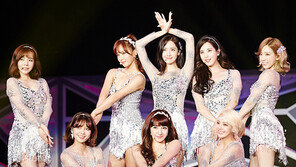 운동화·킬힐·맨발…‘발’로 보는 소녀시대 10년의 발자취