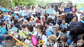 [동아포토]박유천 소집해제.. 팬들로 북적이는 강남구청