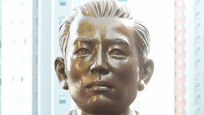 마라톤 영웅 옆에 선 ‘영웅 기자’