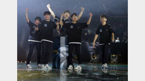 '우리는 정말 강하다!' 롱주, SKT 꺾고 여름의 왕좌 차지