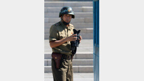 [청계천 옆 사진관]남쪽 관찰하는 북한군, 손에는 ‘SONY’ 전자 망원경이?