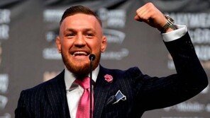 맥그리거 양복 속에 메이웨더를 향한 도발의 메시지 ‘FUXX YOU’