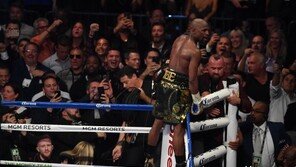 ‘사각링의 공포’ 메이웨더, 관록과 정공법으로 맥그리거 격파