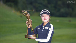 이정은 러프서 건진 우승컵