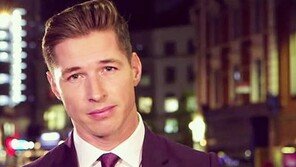 뉴스 중 방송사고…‘훈남’ 기자 팔 잡고 안 놔주는 여성