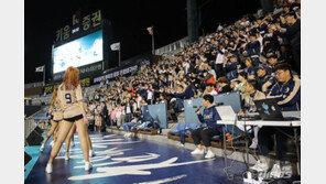 ‘응원단장이 외야에?’ 마산구장만의 3D 응원