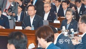 문재인 대통령 “수사권 조정, 검찰 과감한 양보-결단 필요”