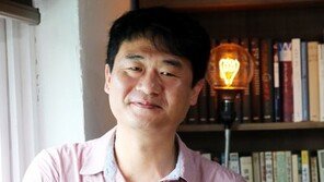 “연극의 밭은 세상”…이야기 얻으려 택시 운전도 