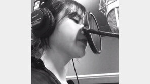 [# 해시태그 컷] ‘민박집 지은이’ 아이유, 새 음반 녹음?