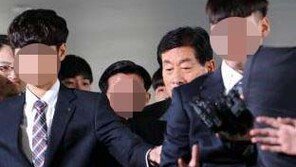 원세훈 경호원 ‘헤어스타일’ SNS 화제…“같은 미용실에서 머리한 듯”