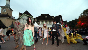 좀비 추격전 “규모가 다르네”