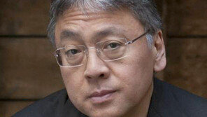 고전적 품격속 시대와 삶의 본질 섬세한 문체로 담아내