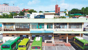 성주 버스정류장 ‘택시운전사’로 시선집중