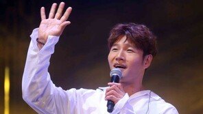 [동아포토]김종국, 한류 스타의 손인사