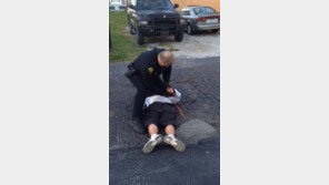 [영상] 만취 男 다리 걸어 바닥에 ‘퍽’…“경찰의 과잉진압” 논란