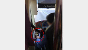 광역버스 운전기사, 운전 중 스마트폰 동영상 보며 ‘껄껄’…제정신?