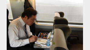 이낙연, 시민과 기념사진·KTX에서 도시락 …“황모 씨와 비교 돼”