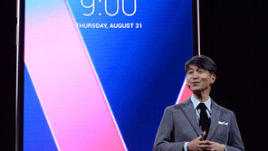 [경제 브리핑] LG 스마트폰 구원투수 ‘V30’