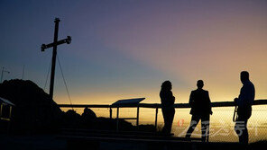 강렬한 알프스 풍미…디저트는 불타는 노을