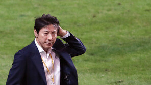 11명 vs 10명 “그것도 못 이기다니”