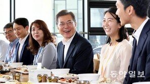 ‘다둥이 부모’ 공무원들과 점심… “저출산 해소가 성장의 길”