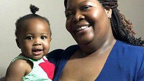 등에 업은 아기 살리고 엄마는 하늘로… 미국이 울었다 