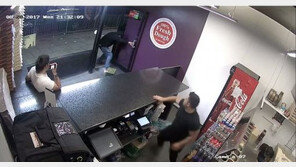 [영상]피자 가게에 폭죽 70개 투척 ‘아수라장’…누가, 왜?