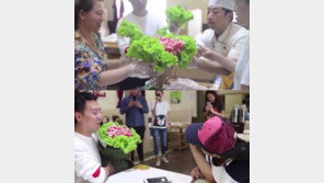  꽃다발 대신 ‘소고기 다발’로 청혼에 성공한 남성