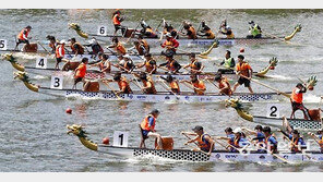 힘차게 물살 가르는 드래곤보트대회