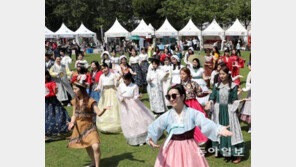 세계 전통의상 입고 플래시몹