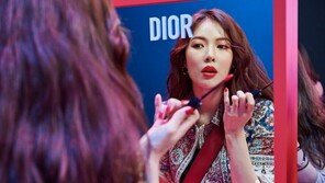 디올, ‘립스틱·향수’ 신제품 론칭 행사 개최… ‘디올걸’ 가수 현아 참석